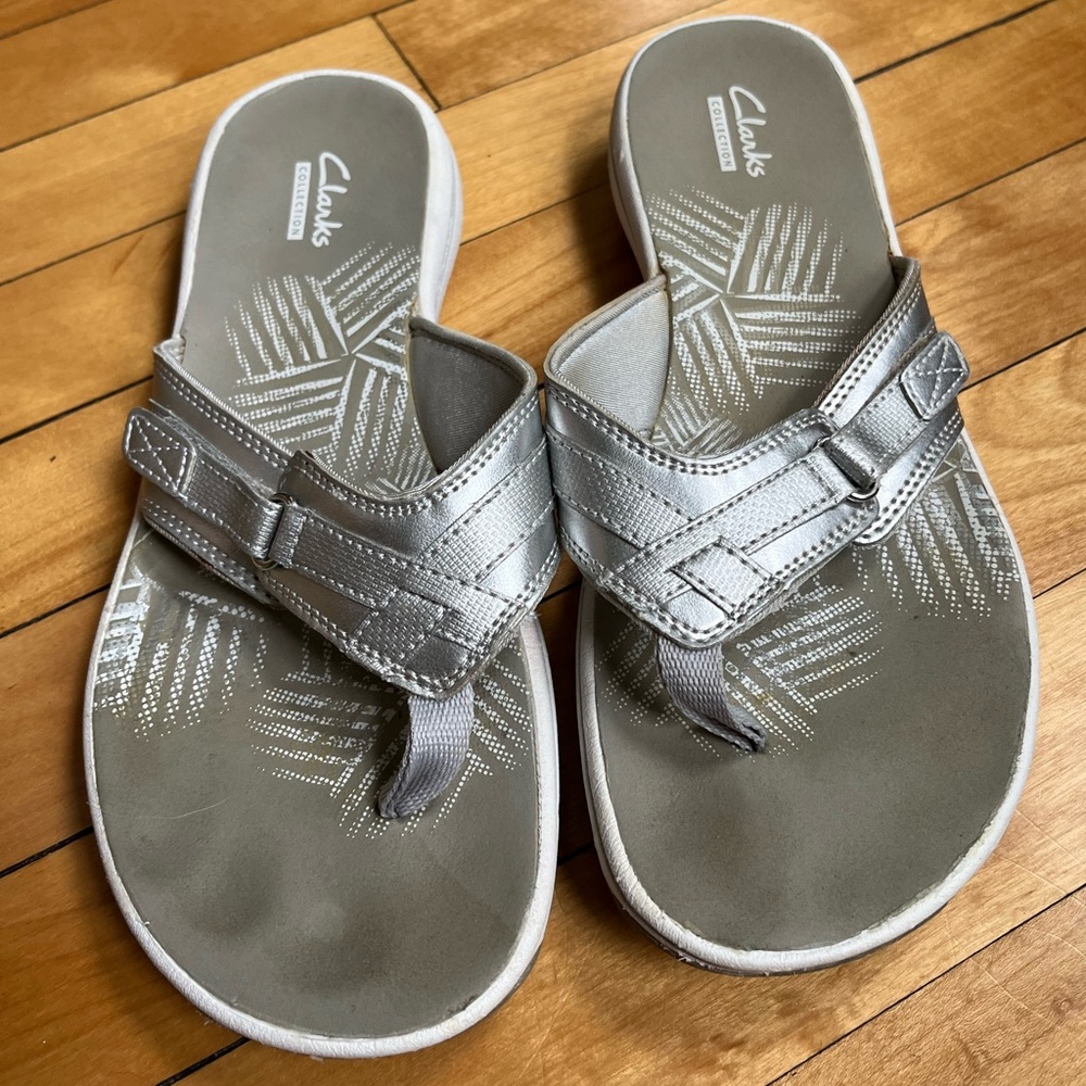 Clarks Women’s 8 Flip Flops in Silver